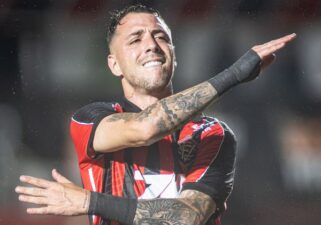Atacante do Vitória se lesiona e fica fora do jogo contra o Flamengo