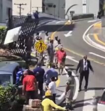 Idosa derruba portão do Shopping Barra após perder controle do carro