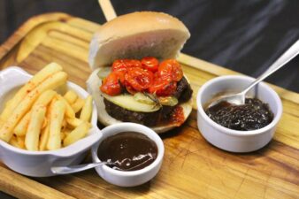 Hambúrguer suíço com fondue de queijo é destaque do Racletto na Salvador Burger Gourmet by Restaurant Week