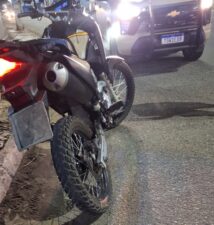 PM detém dois suspeitos e recupera uma motocicleta em Lauro de Freitas