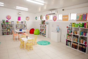 Escolas municipais de Pernambués e Castelo Branco recebem nova biblioteca do projeto Cantos de Leitura