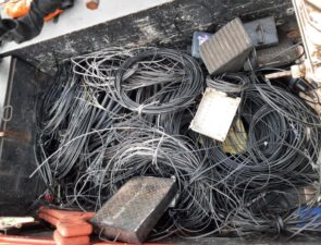 Gatonet: Mais de 13 toneladas de cabos irregulares de telecomunicações são removidas pela Neoenergia Coelba em apenas uma semana