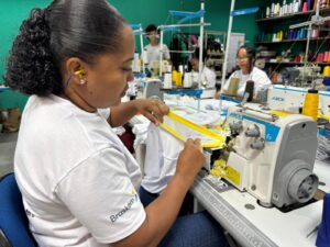 Moda sustentável: exposição de formatura do Ponto da Moda reúne 40 modelos produzidos por moradores da Cidade Baixa