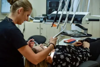 Atendimento odontológico gratuito é oferecido pela Universidade de Salvador; entenda