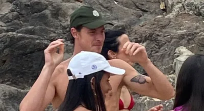 Shawn Mendes aproveita dia de praia e posa com fãs em Salvador