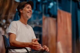 CAIXA Cultural Salvador abre inscrições para oficina de produção teatral com Arlindo Lopes