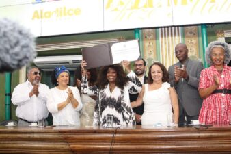 Zezé Motta recebe título de Cidadã Soteropolitana