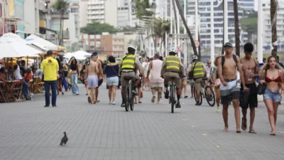Polícia utiliza bicicletas para intensificar a segurança na orla de Salvador
